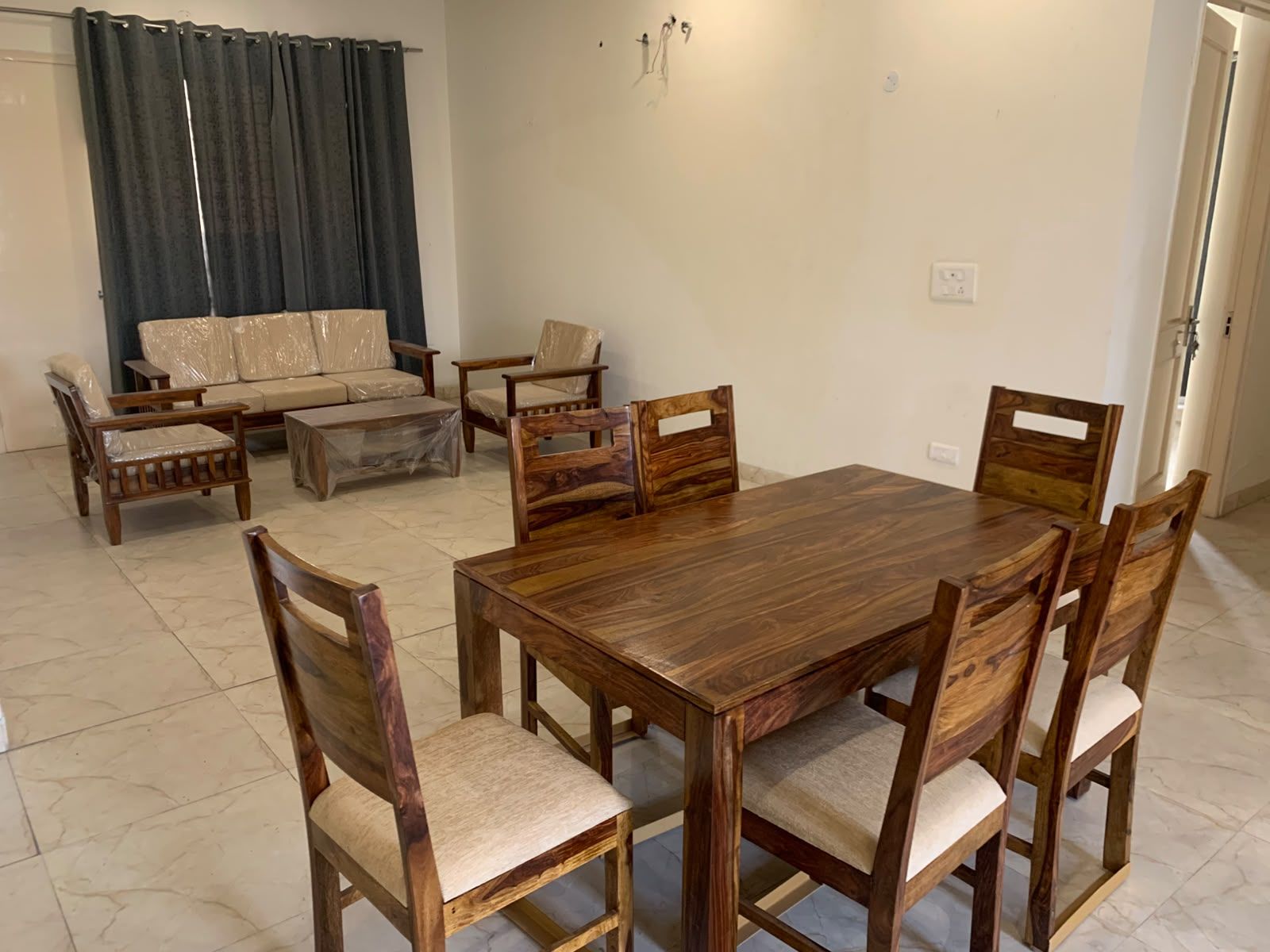 Comfort Stay sitting and dining area